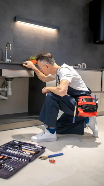 Professioneller Sanitärtechniker bei der Arbeit in Dornbirn