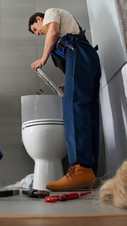 Professioneller Sanitärtechniker bei der Arbeit in Klagenfurt